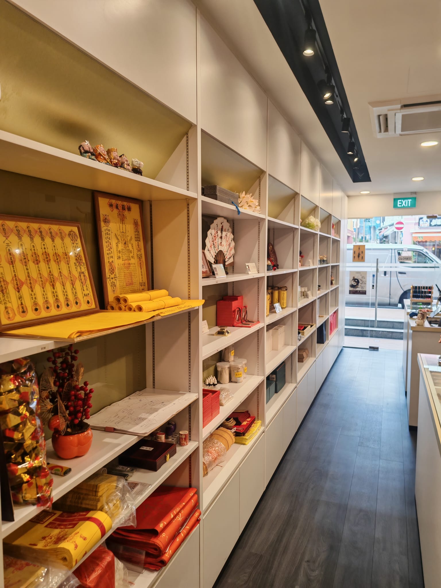 Display shelving detail